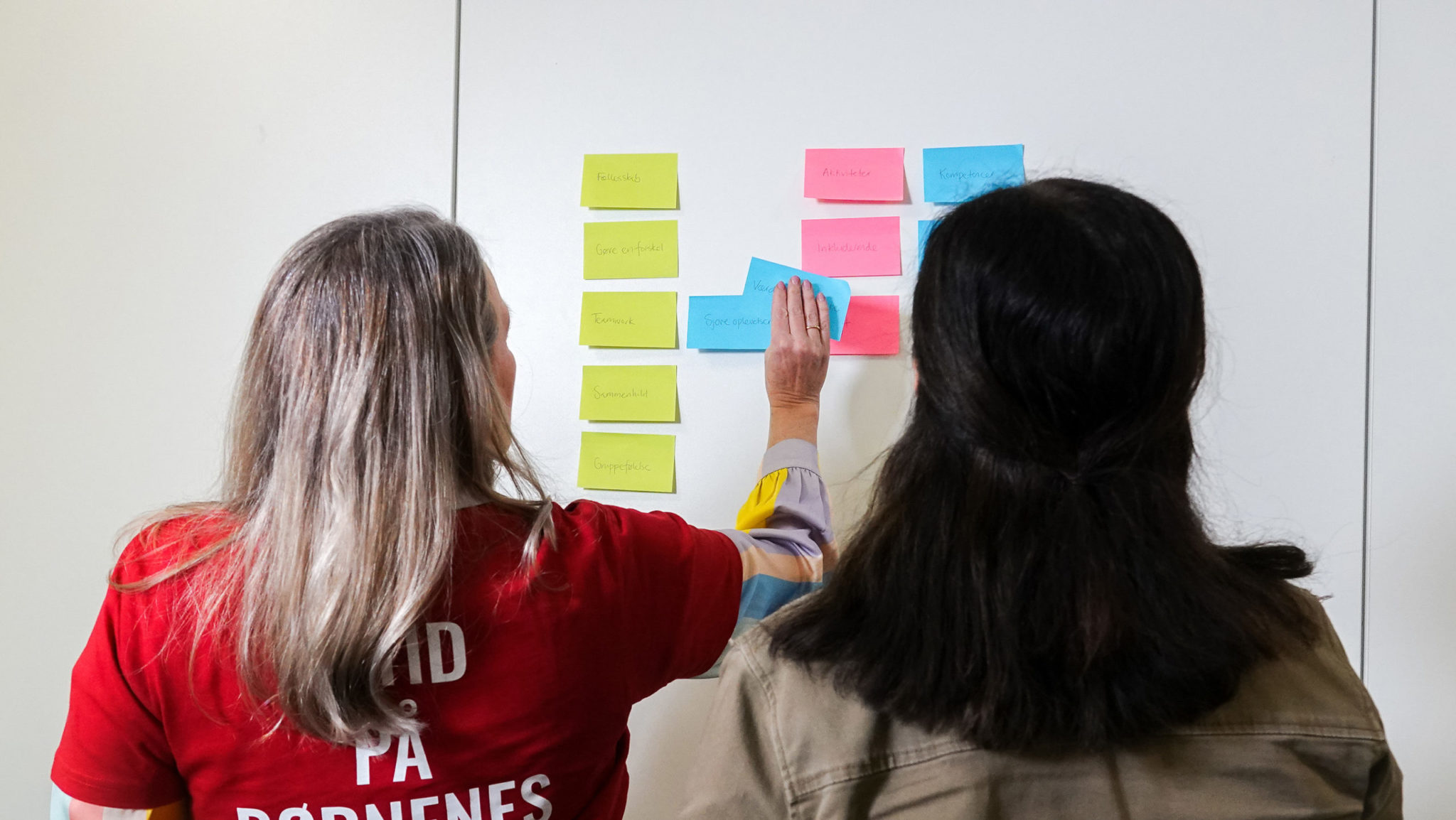 to frivillige kigger på postits