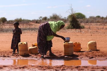 Mor og barn henter vand under tørke i Kenya