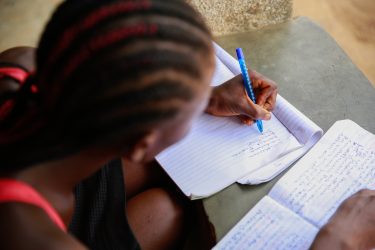 Pige i Sierra Leone laver lektier