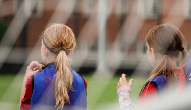 To piger spiller fodbold