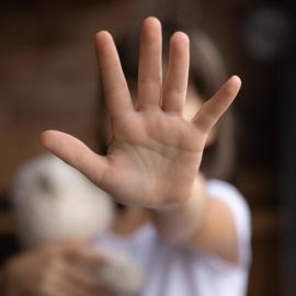 Stop vold mod børn Billede af anonym pige, der rækker hånden foran ansigt